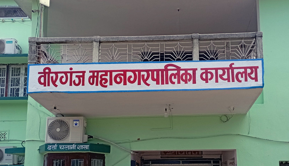 बेवारिसे सवारीसाधन हटाउँदै वीरगञ्ज महानगर