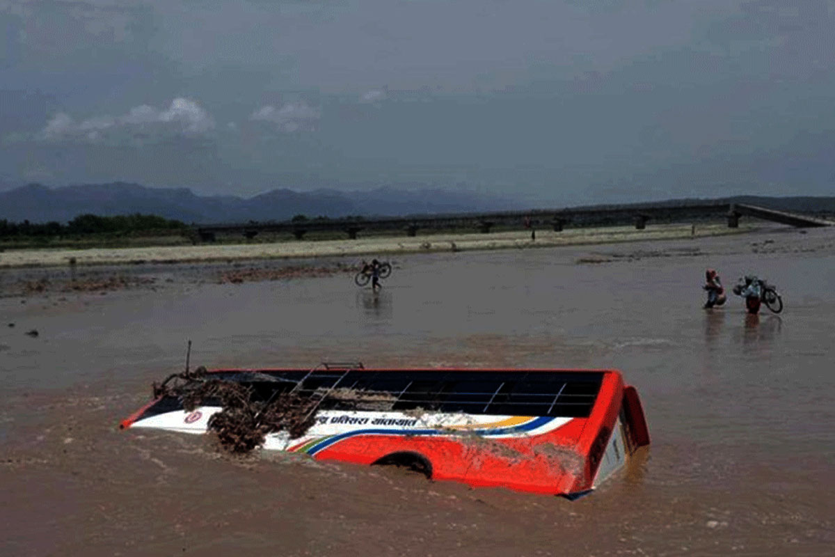 उदयपुरमा बाढीले बस बगायो