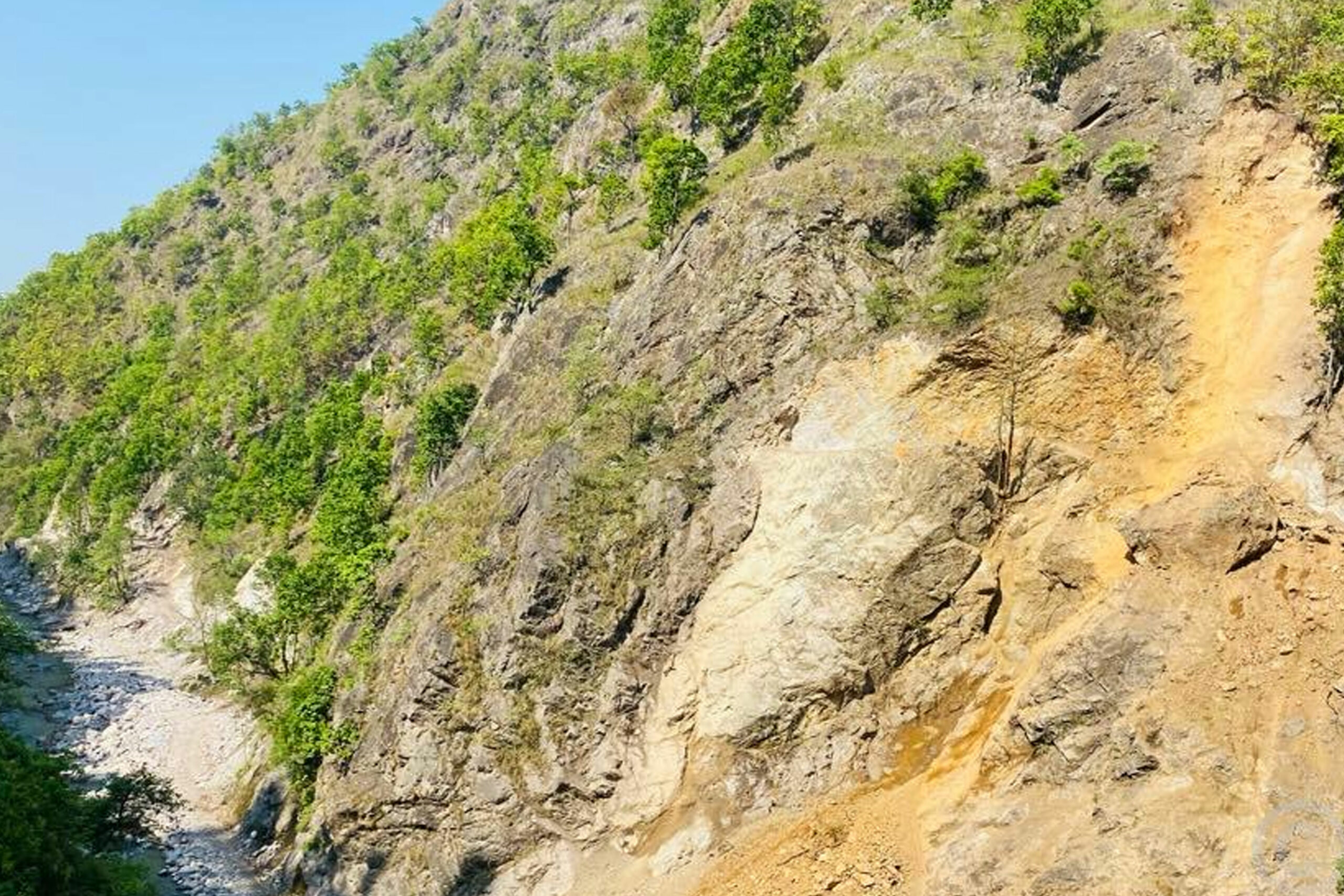 सडकको चट्टान फोर्न ‘केमीकल’ प्रयोग गरिने