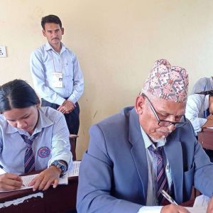 कक्षा १२ को परीक्षा दिँदै ६८ वर्षीय लालबहादुर