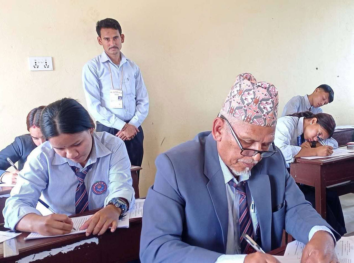 कक्षा १२ को परीक्षा दिँदै ६८ वर्षीय लालबहादुर