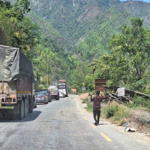 ट्रक पल्टिँदा अवरुद्ध नारायणगढ–मुग्लिन सडक एकतर्फी खुला