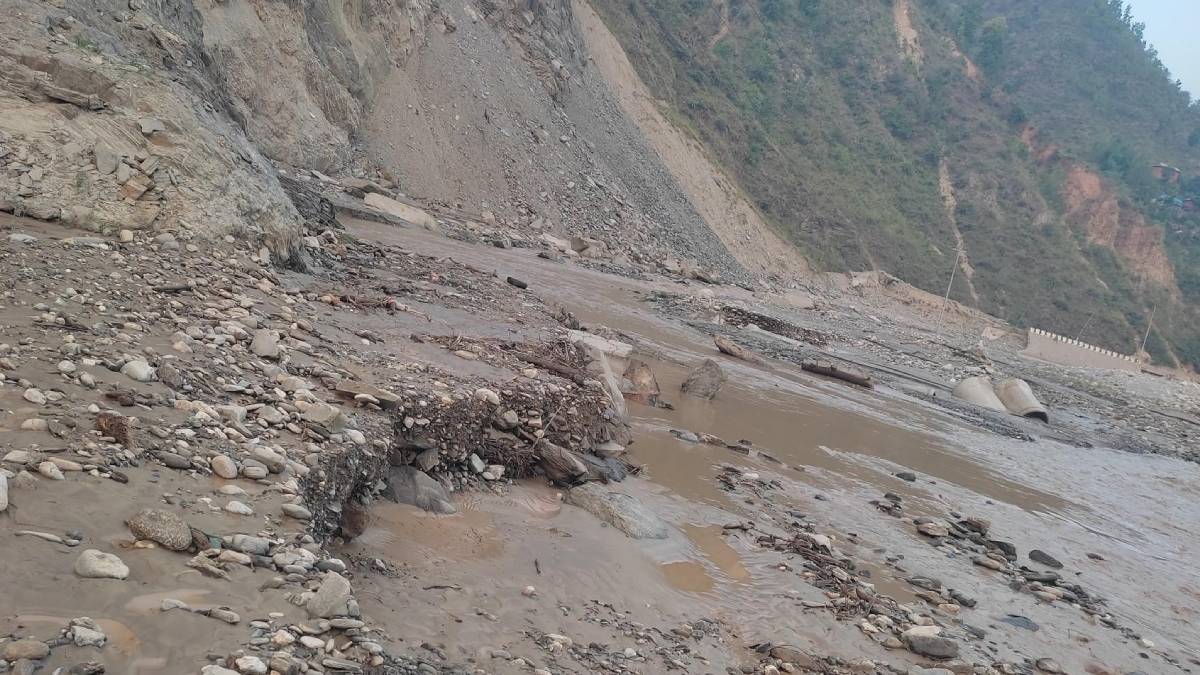 आठ घण्टादेखि बिपी राजमार्ग अवरुद्ध