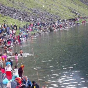 गोसाइँकुण्डमा स्नान गर्न भक्तजनको आगमन सुरू