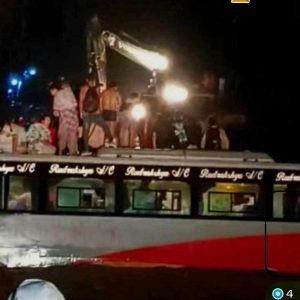 विनयी खोलामा आएको बाढीले बस बगायो, यात्रु सकुशल