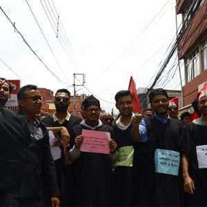 महाधिवेशनको माग गर्दै कांग्रेस पार्टी कार्यालयमा प्रदर्शनमा