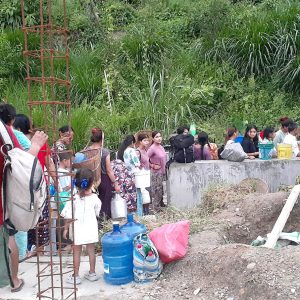 दमौलीमा पानीको हाहाकारः एक गाग्रीका लागि घन्टौँ लाइनमा बस्नुपर्ने