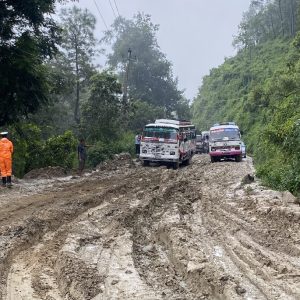 धुलिखेल–खावा सडक स्तरोन्नतिको काम समयमै नहुँदा यात्रुलाई सास्ती