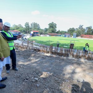 प्रधानमन्त्रीबाट निर्माणाधीन कीर्तिपुर रंगशालाको निरीक्षण