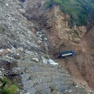 गगने खोलामा पहिरो जाँदा कर्णाली राजमार्ग अवरुद्ध