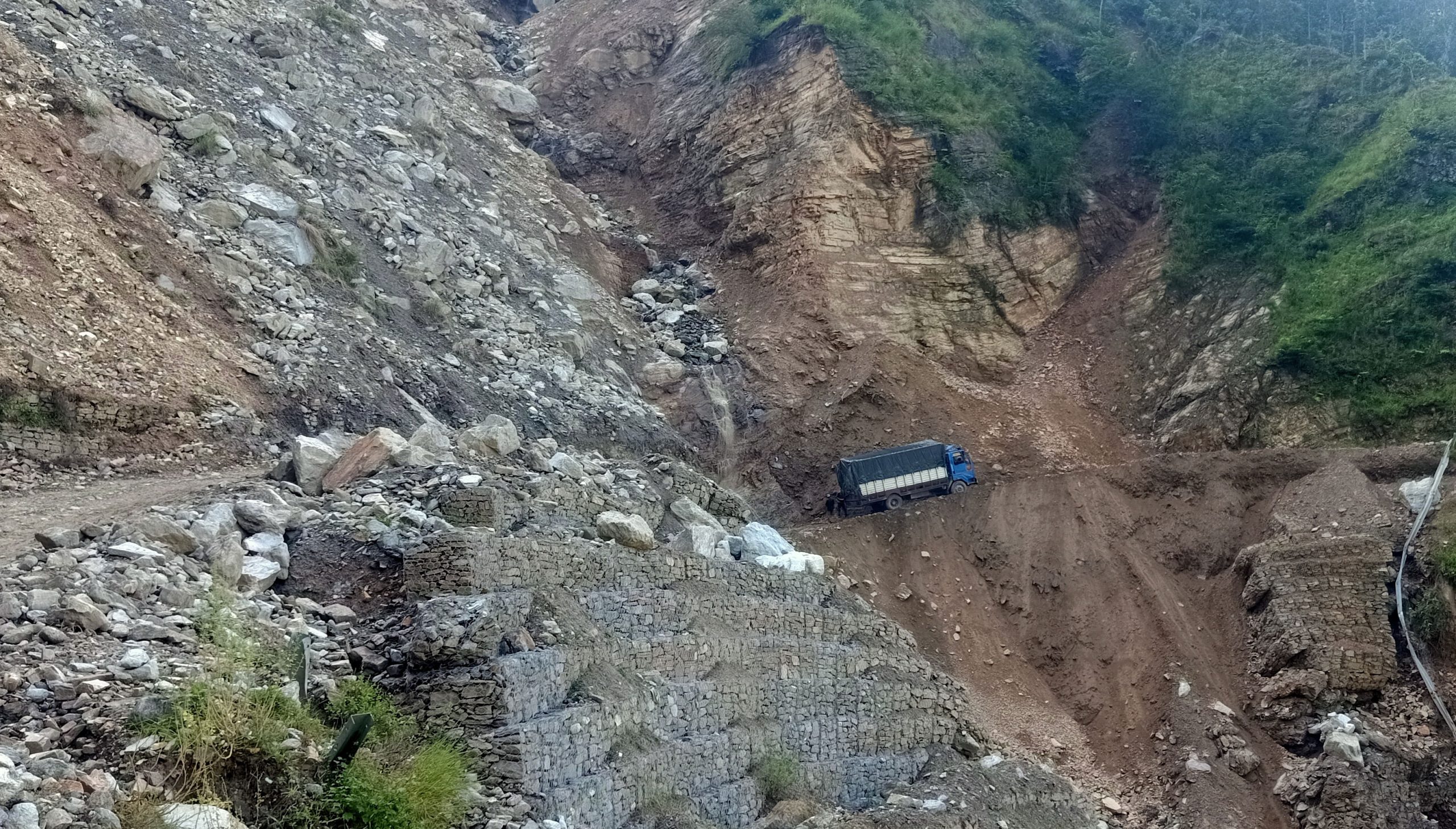 गगने खोलामा पहिरो जाँदा कर्णाली राजमार्ग अवरुद्ध