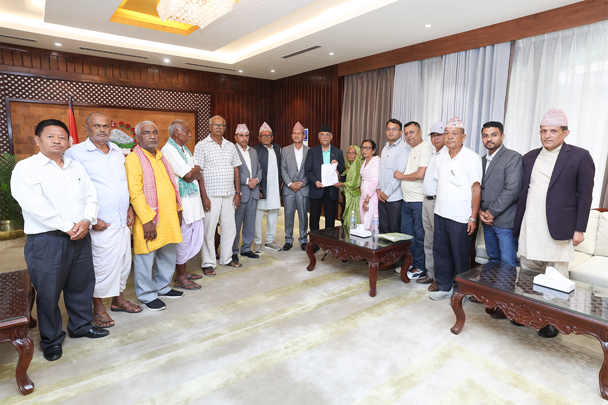 कोशीटप्पुु वन्यजन्तुु आरक्षका विस्थापित परिवारको प्रधानमन्त्रीलाई ज्ञापन