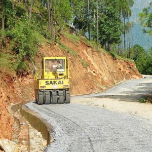 ट्रयाक खुलेको सत्ताइस वर्षपछि रत्नेचौर–भकुण्डे सडक कालोपत्र थालियो