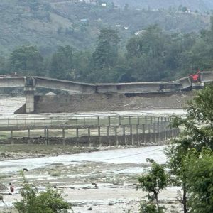 निर्माण पुरा नहुँदै भत्कियो तामाकोशीको पुल 