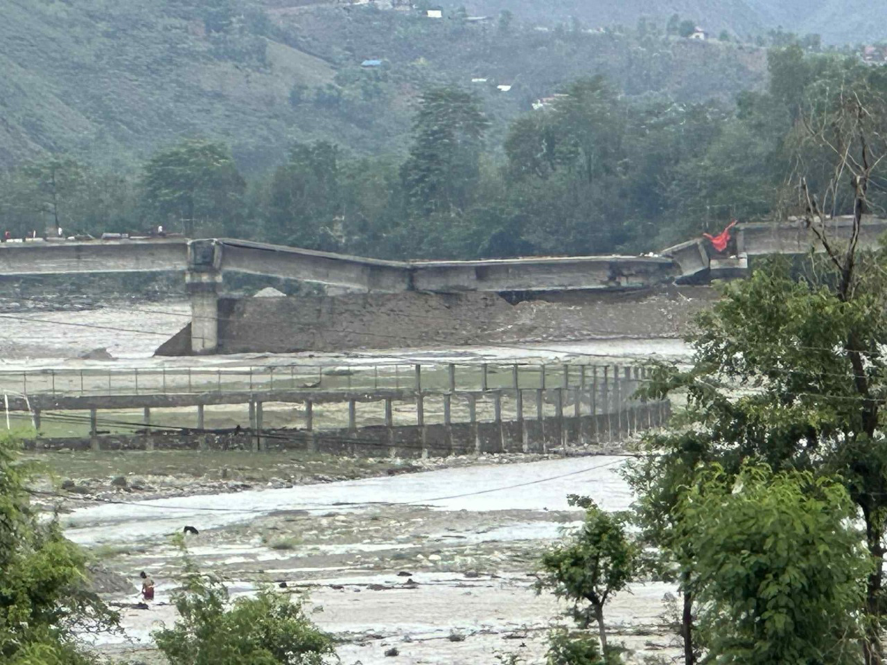 निर्माण पुरा नहुँदै भत्कियो तामाकोशीको पुल 
