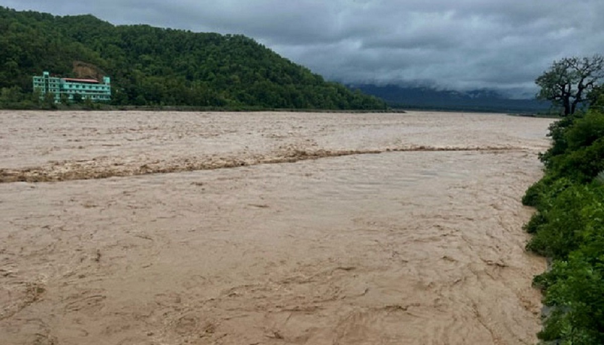 भेरी नदीमा टिपर खस्दा तीन जना बेपत्ता