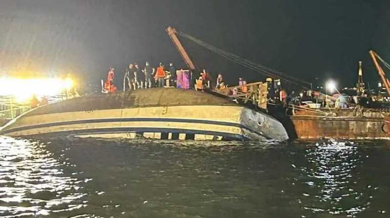 भियतनाममा पर्यटक सवार डुंगा पल्टिँदा कम्तिमा ३७ जनाको मृत्यु