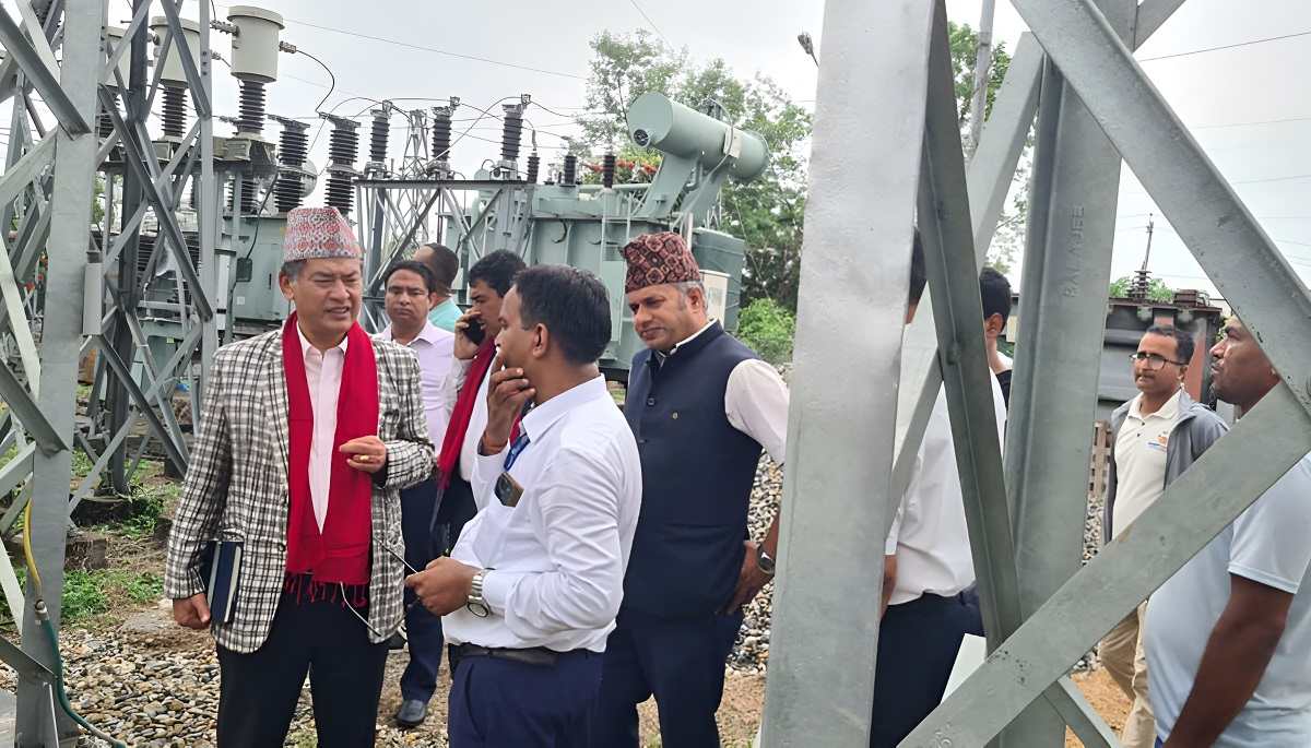 लोडसेडिङको हल्ला चलेपछि चितवन पुगे हितेन्द्र