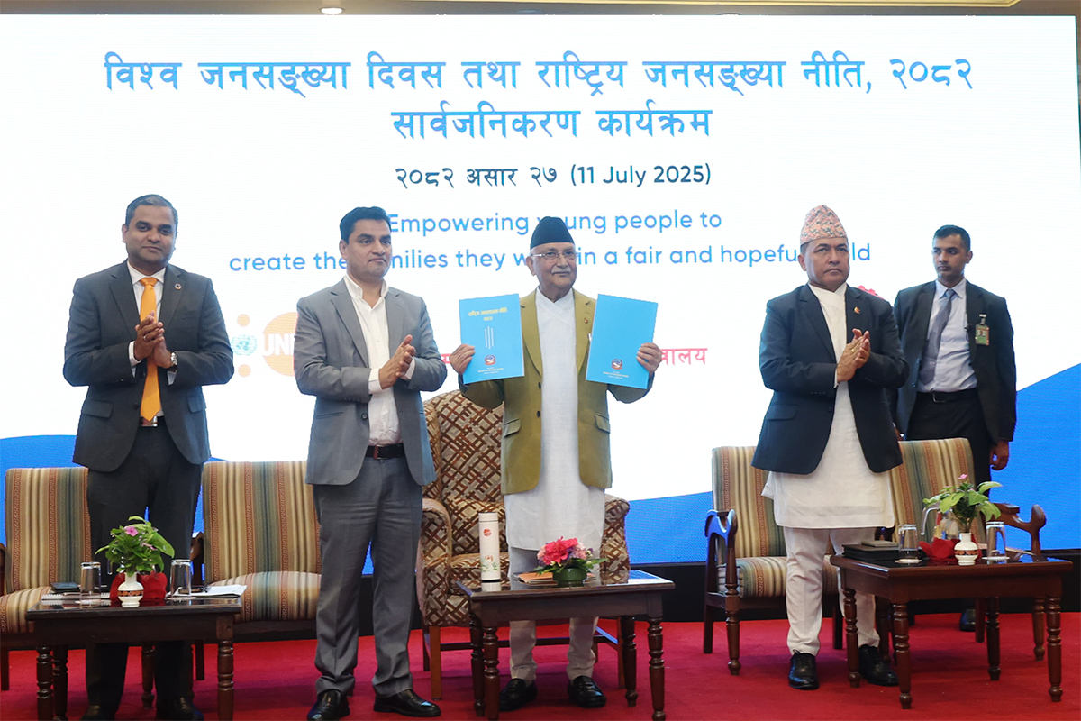 प्रधानमन्त्री भन्छन्– चालिस कटेसी रमाउला भन्ने गीतमा नअल्मलिनु