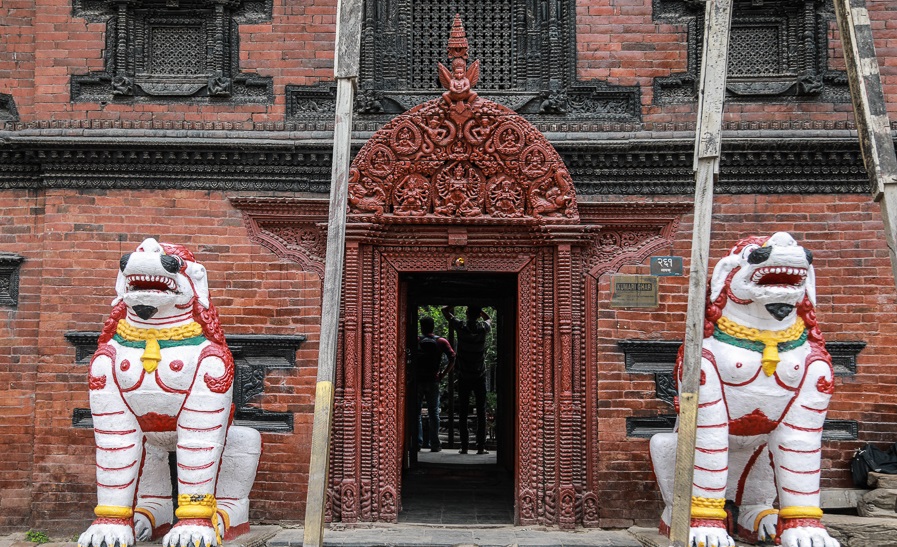 भूकम्पको दश वर्षः अझै पाल र टेकोको भरमा कुमारी घर