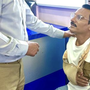 ब्याडमिन्टन खेल्दा हात फ्याक्चर भए पनि माग्ने बुढा दर्शक भेट्न हलमा सक्रिय