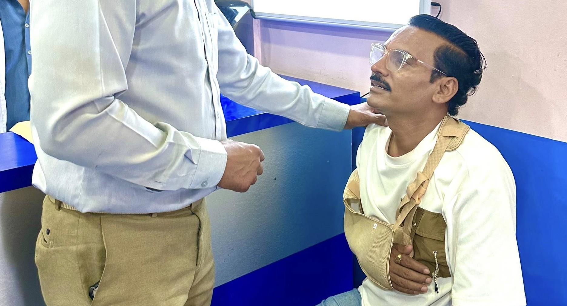 ब्याडमिन्टन खेल्दा हात फ्याक्चर भए पनि माग्ने बुढा दर्शक भेट्न हलमा सक्रिय