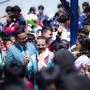 ‘माग्ने राजा’को प्रतिक्षामा बसेका दर्शक समक्ष माग्ने बुढा पुगेपछि, हेर्नुहोस् दर्शकको ‘क्रेज’
