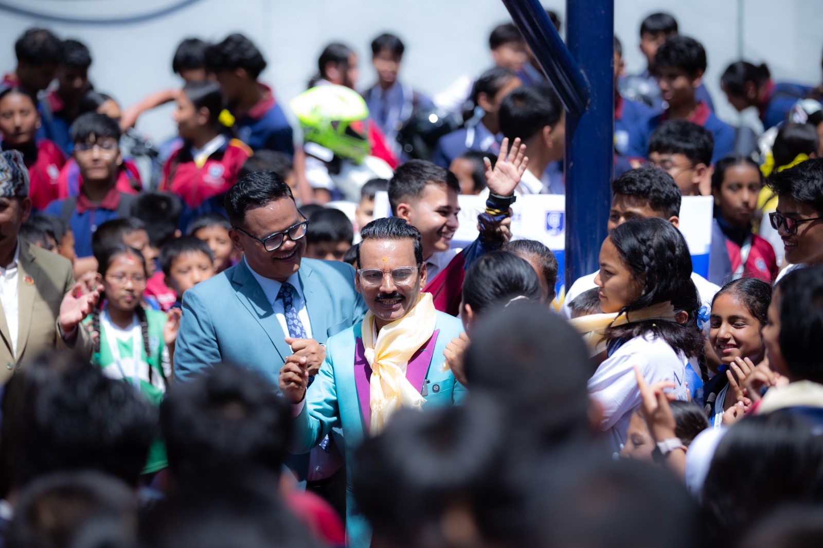 ‘माग्ने राजा’को प्रतिक्षामा बसेका दर्शक समक्ष माग्ने बुढा पुगेपछि, हेर्नुहोस् दर्शकको ‘क्रेज’