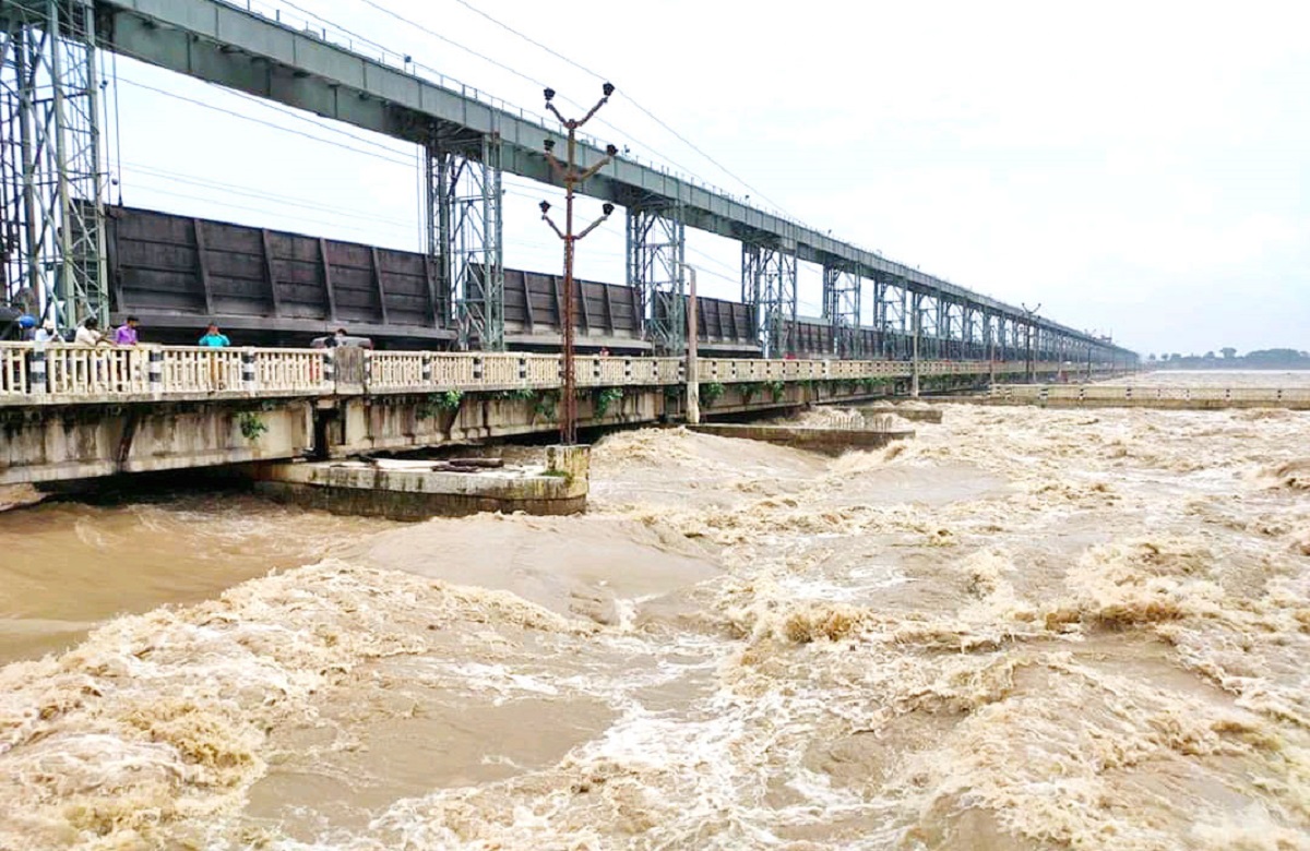 सप्तकोशीमा पानीको बहाव बढ्दो, २८ ढोका खोलियो
