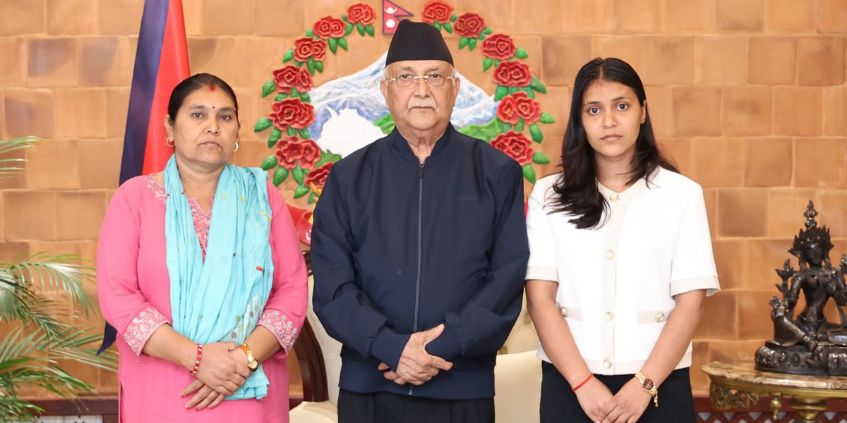 “इजरायलबाट फर्किएपछि विपिन जोशीकी आमा एवं बहिनीले प्रधानमन्त्रीसँग भावुक भेट, रिहाइका लागि सरकारको पूर्ण समर्थन”
