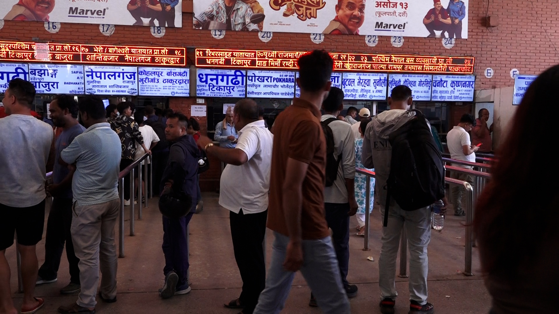 घर फर्किँदै लाखौं : सडक को अवस्था र भाडाले यात्रु चिन्तित