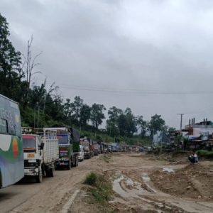 १४ घण्टादेखि दाउन्ने खण्डमा यातायात अवरुद्ध, सयौँ यात्रु अलपत्र