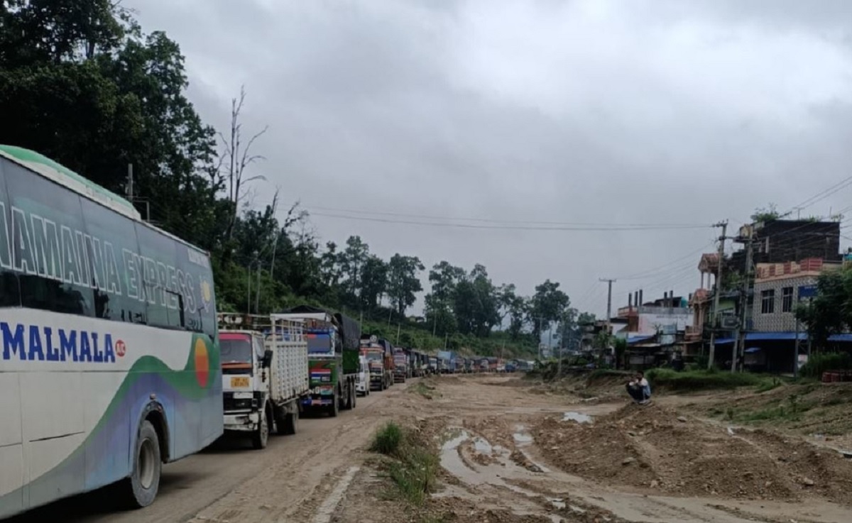 १४ घण्टादेखि दाउन्ने खण्डमा यातायात अवरुद्ध, सयौँ यात्रु अलपत्र