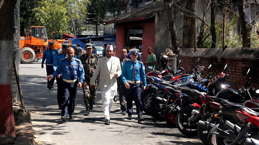 मन्त्री खरेलद्वारा बग्गीखाना ट्राफिक प्रहरी कार्यालयको अनुगमन