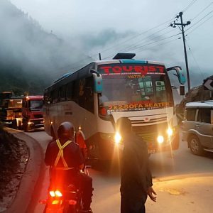 नारायणगढ–मुग्लिन सडक अवरुद्ध, हजारौँ यात्रु बाटैमा अल्झिए