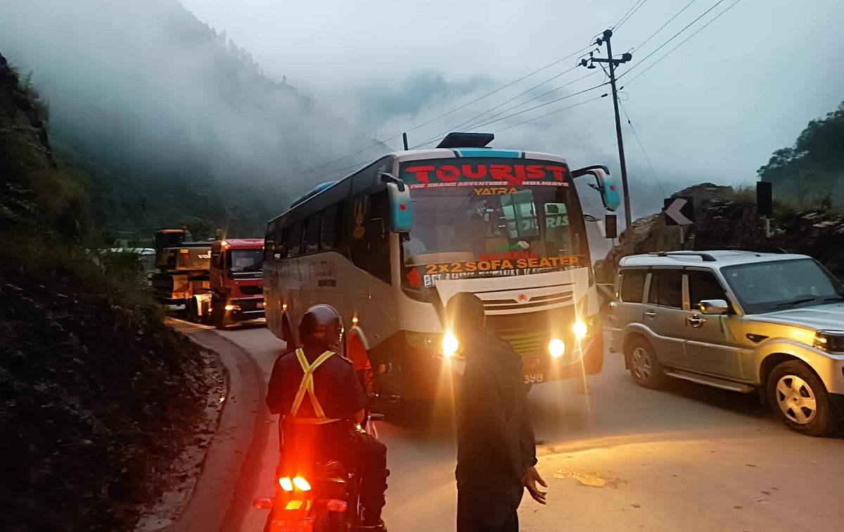नारायणगढ–मुग्लिन सडक अवरुद्ध, हजारौँ यात्रु बाटैमा अल्झिए