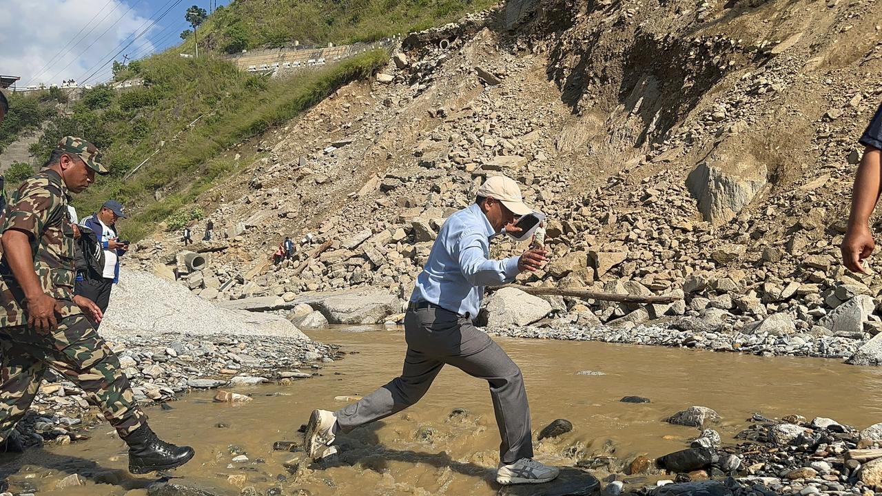 बीपी राजमार्गमा ट्याक खोल्ने काम जारी, आज साँझदेखि सञ्चालनमा ल्याइने