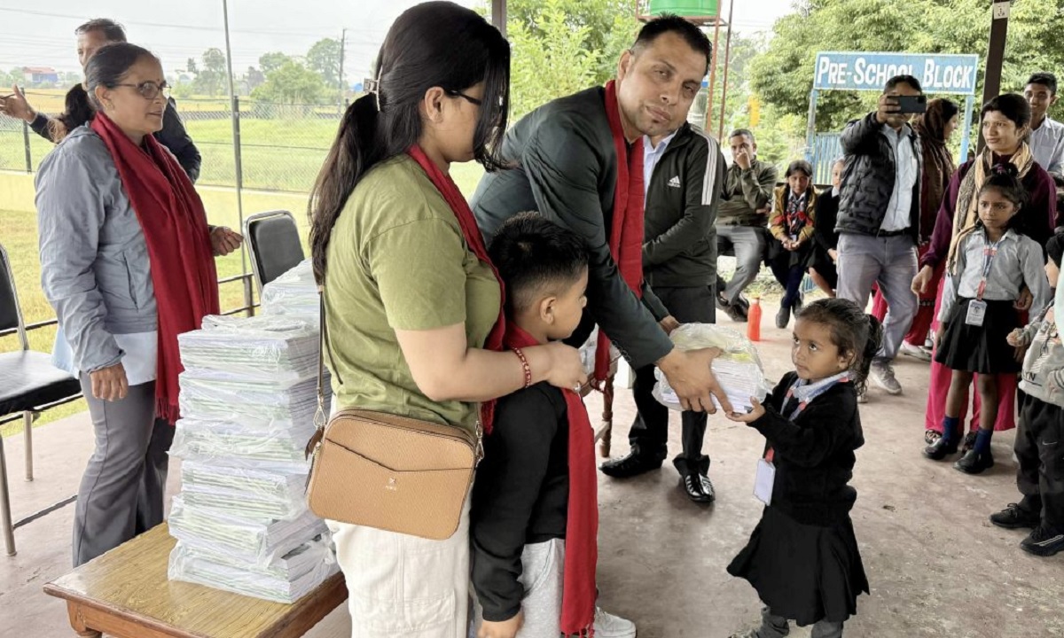 शिक्षामा सहयोगी हात: अष्ट्रेलियाबाट पत्रकार पौडेल ‘उदास’द्वारा ५२ विद्यार्थीलाई अध्ययन सामग्री वितरण