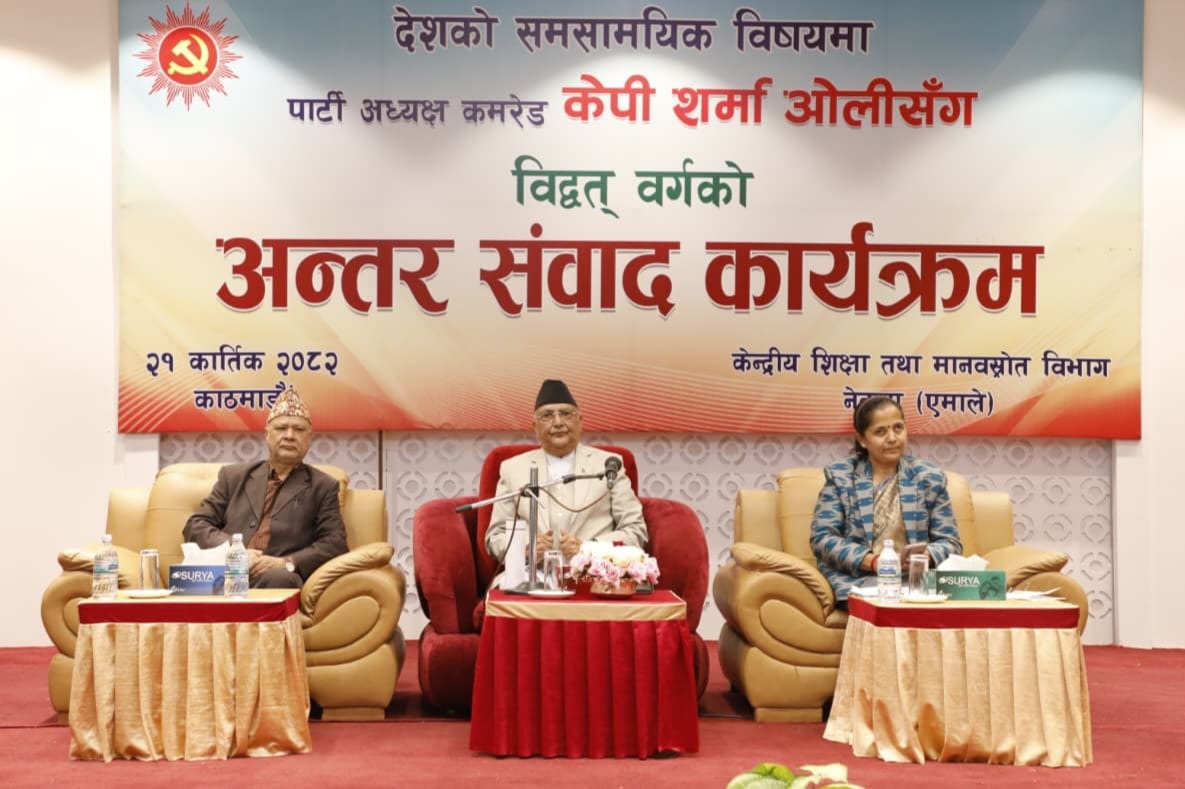 ‘गल्ती प्रतिक्रियावादी गर्छन्, गाली आफ्नै पार्टीलाई’ – ओलीको टिप्पणी