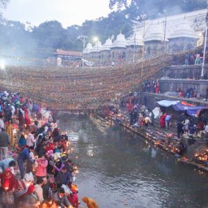 पशुपतिनाथ मन्दिर परिसरमा शतबीज छर्दै भक्तजनहरु (तस्विरहरु)