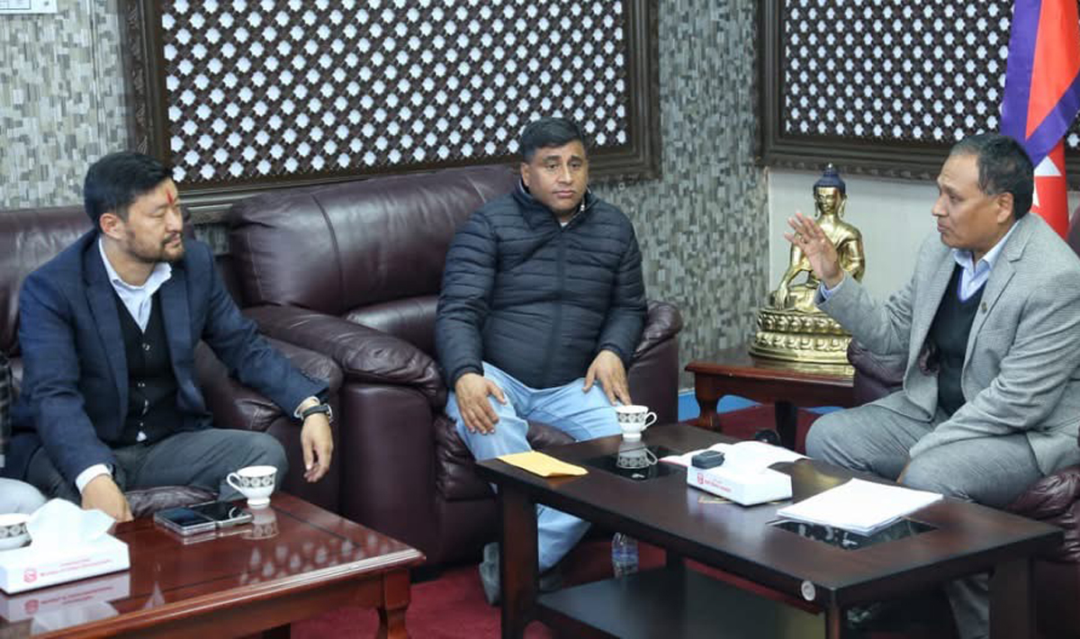 बाटो सुचारु राख्न मन्त्री कुलमानलाई युवा संघको ध्यानाकर्षण