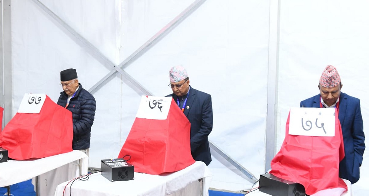 एमाले ११औँ महाधिवेशनमा नेतृत्व चयनका लागि मतदान जारी, राति नै मतपरिणाम आउने