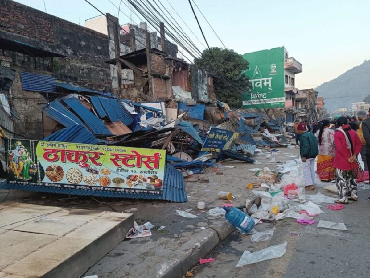 सर्वोच्च आदेशको बेवास्ता गर्दै हेटौंडामा डोजर आतंक, लालपुर्जाधारी ५३१ घर–टहरा भत्काइए