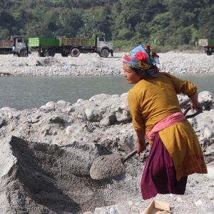 ‘त्रिशूलीको किनारमा बालुवा चाल्नेहरू …’