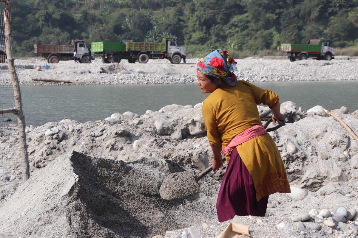 ‘त्रिशूलीको किनारमा बालुवा चाल्नेहरू …’