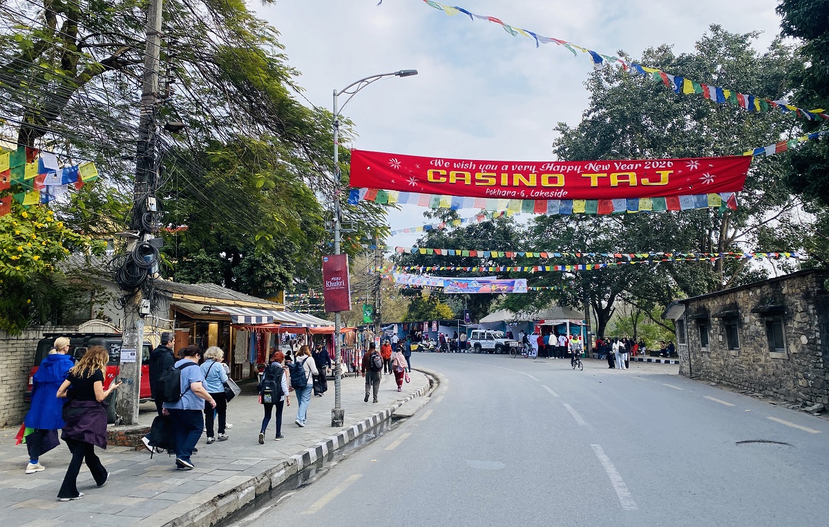 अङ्ग्रेजी नयाँ वर्षको पोखरामा रौनकः ‘सडकमै रमाइलो, सडकमै उत्सव’