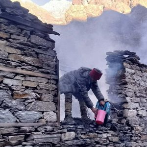 गोरखाको छेकम्पारमा आगलागी हुँदा स्थानीय घाइते