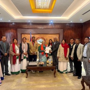 प्रधानमन्त्री कार्कीसँग थारू कल्याणकारिणी सभाको भेट