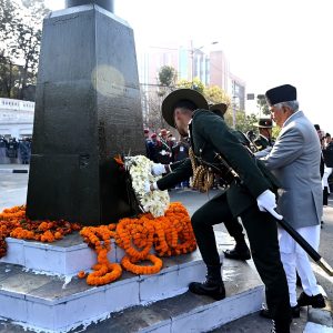 राष्ट्रपतिद्वारा राष्ट्र निर्माताको सालिकमा पुष्पहार अर्पण