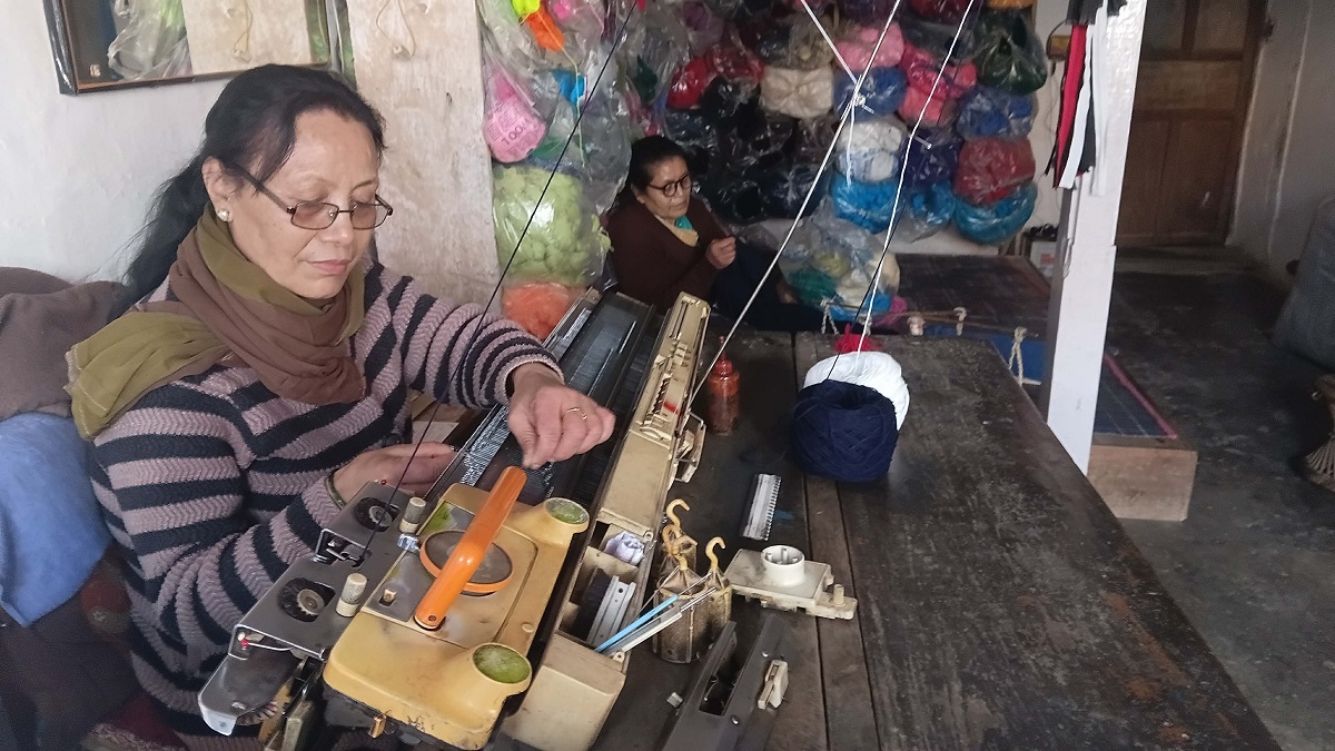 आधुनिकताबीच पनि जीवित परम्परा : भोजपुरमा ४ दशकदेखि ऊनी कपडा बुन्दै दिदीबहिनी